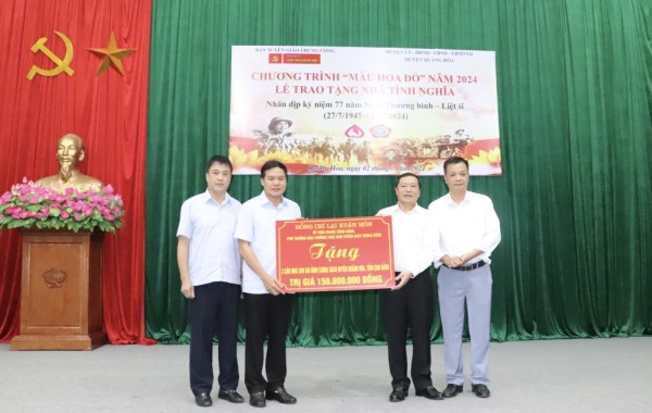 Phó Trưởng Ban Thường trực Ban Tuyên giáo Trung ương Lại Xuân Môn tặng Nhà tình nghĩa tại huyện Quảng Hòa