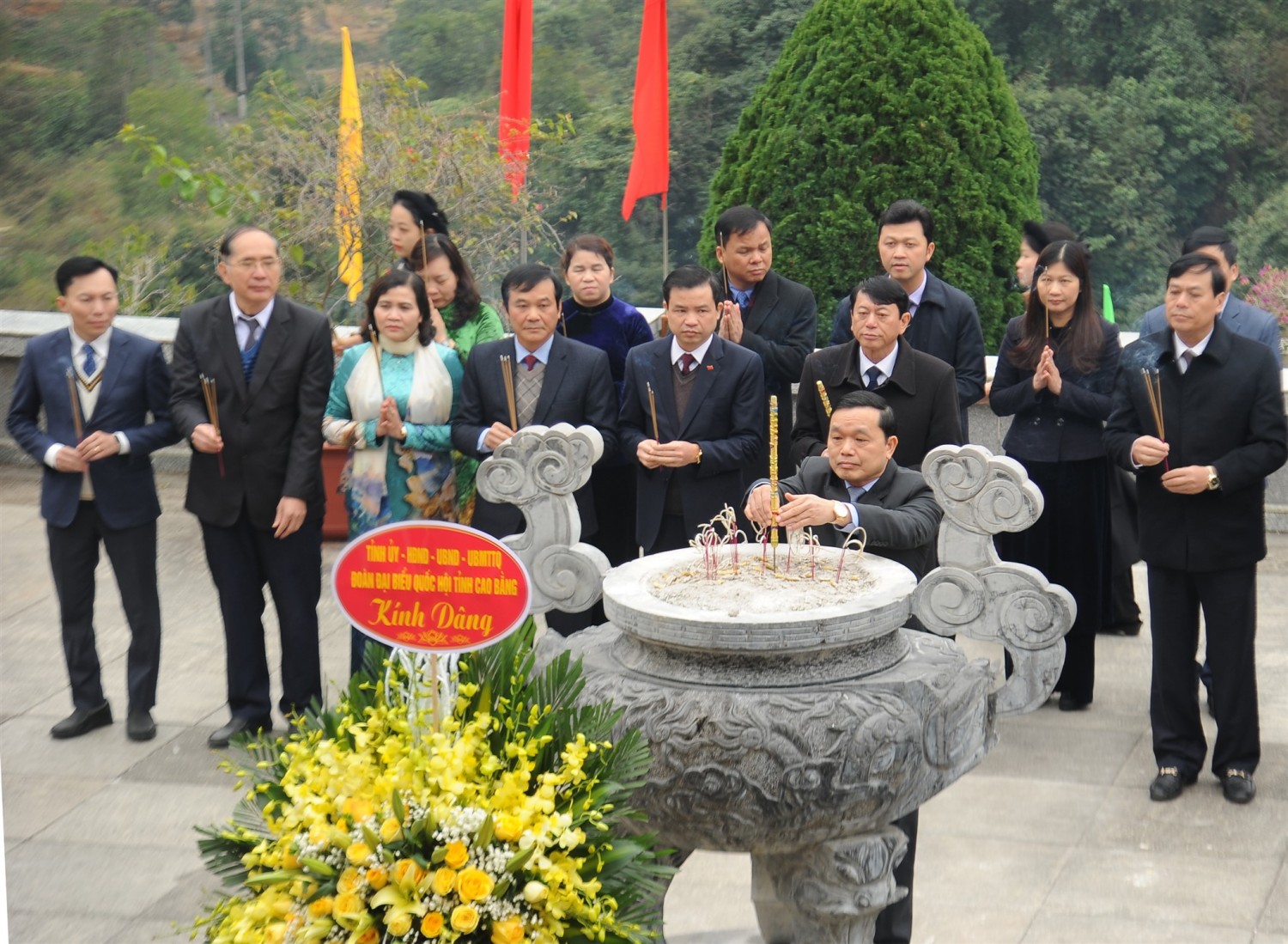 Đoàn đại biểu tỉnh dâng hương Đền thờ Chủ tịch Hồ Chí Minh tại Khu di tích Quốc gia đặc biệt Pác Bó (Hà Quảng)