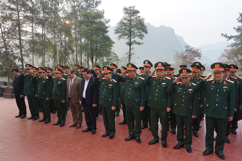 Bộ trưởng Bộ Quốc phòng Phan Văn Giang và đoàn công tác tưởng niệm các anh hùng liệt sỹ tại Nghĩa trang liệt sĩ Trà Lĩnh