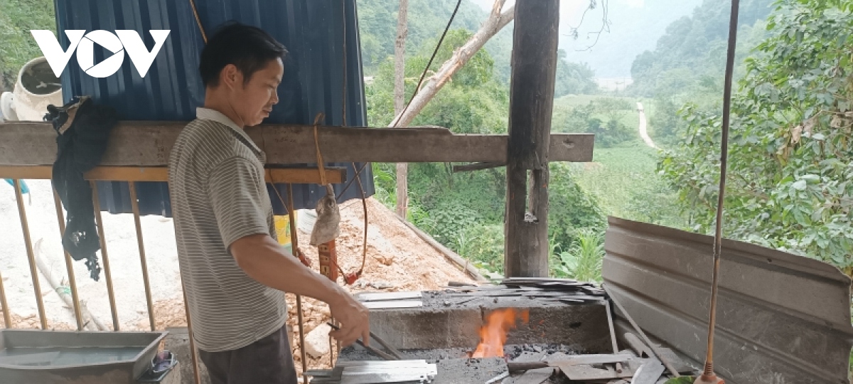 Hầu như nhà nào ở Phúc Sen cũng có lò rèn và những bí quyết nghề rèn của riêng của mình