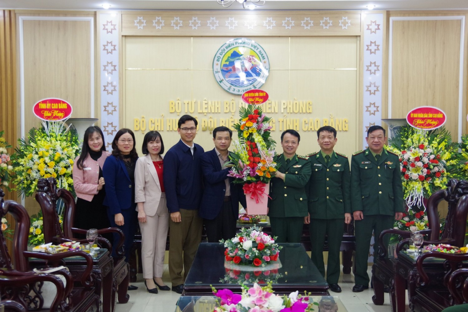 Đồng chí Bế Thanh Tịnh, Uỷ viên Ban Thường vụ, Trưởng ban Tuyên giáo Tỉnh ủy tặng hoa chúc mừng.