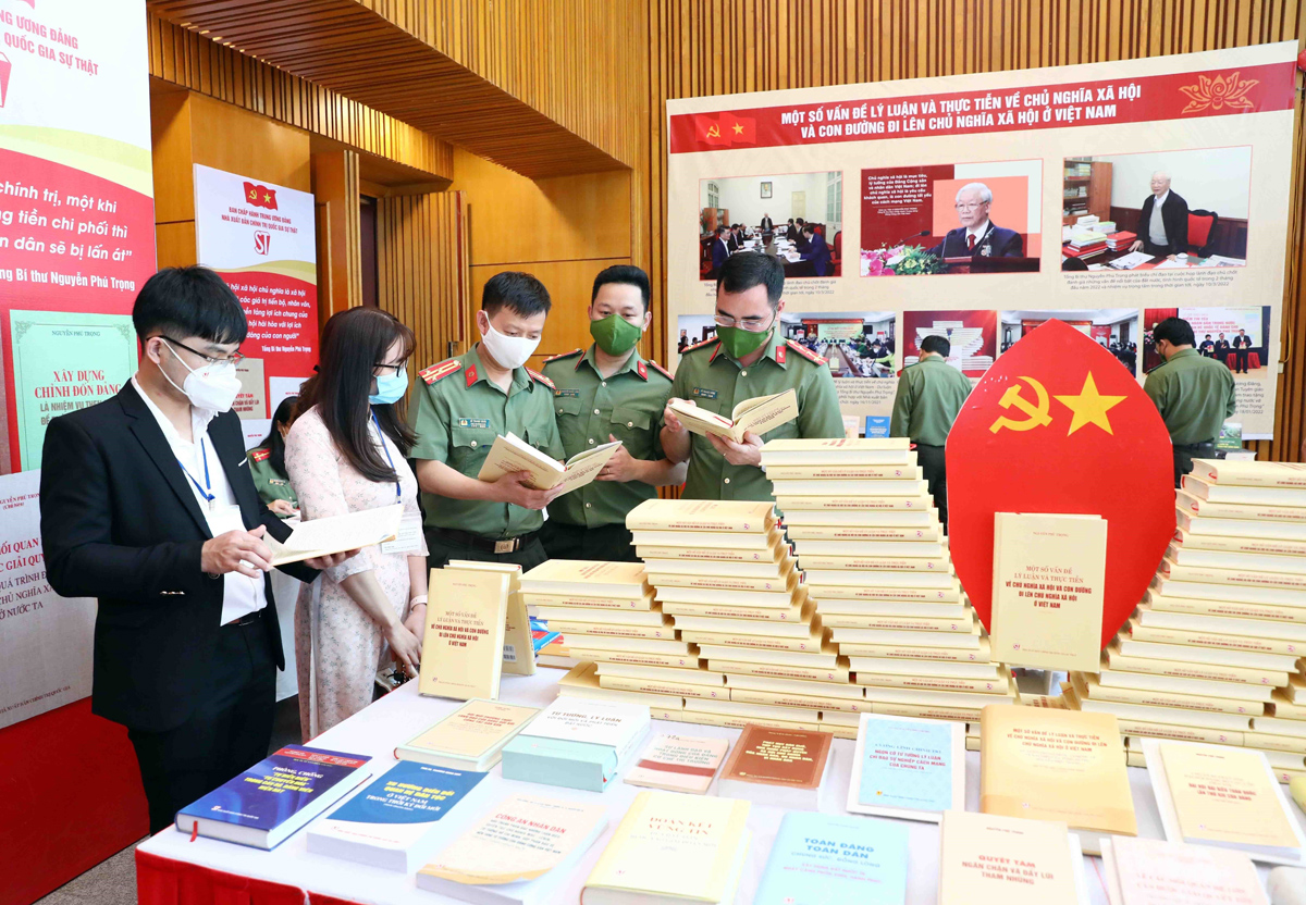 Cán bộ, đảng viên tham quan khu trưng bày tác phẩm: “Một số vấn đề lý luận và thực tiễn về chủ nghĩa xã hội và con đường đi lên chủ nghĩa xã hội ở Việt Nam” của Tổng Bí thư Nguyễn Phú Trọng.