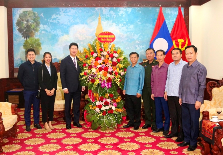 Thừa ủy quyền của lãnh đạo Ban Tuyên giáo Trung ương, đồng chí Nguyễn Quế Lâm, Vụ Trưởng Vụ Thông tin Đối ngoại và Hợp tác Quốc tế tặng hoa, chúc mừng cán bộ, nhân viên Đại sứ quán Lào tại Việt Nam nhân dịp Tết cổ truyền Bun Pi May của Lào.