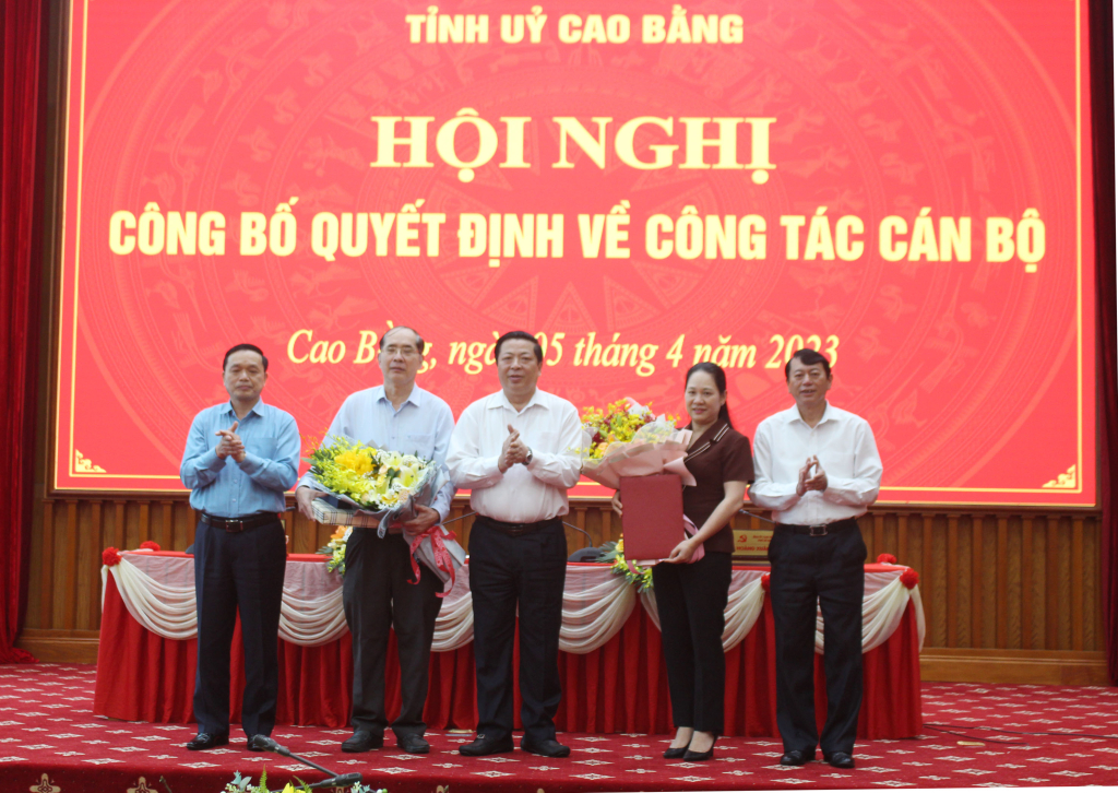 Các đồng chí lãnh đạo tỉnh trao quyết định và chúc mừng đồng chí Nguyễn Văn Dừa và Nông Thị Hà