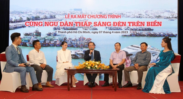 Các đại biểu giao lưu, trao đổi tại chương trình