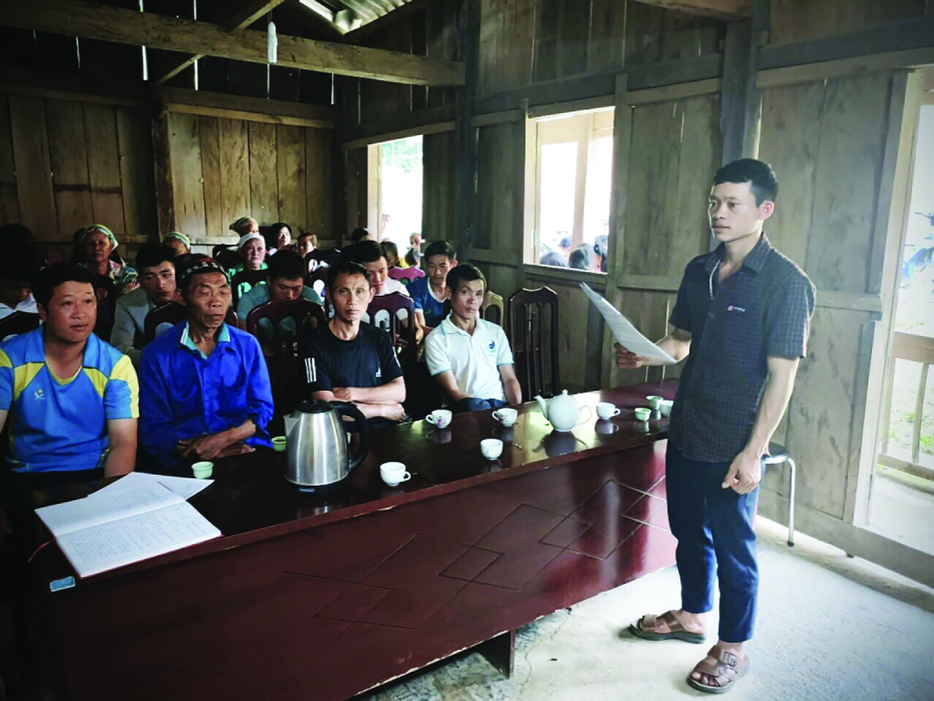 Bí thư Chi bộ Khuổi Mỵ, xã Ca Thành (Nguyên Bình) Triệu Sành Mình tuyên truyền các nội dung hương ước, quy ước của xóm đến người dân