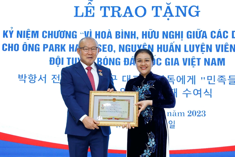 Chủ tịch Liên hiệp các tổ chức hữu nghị Việt Nam Nguyễn Phương Nga trao Kỷ niệm chương cho ông Park Hang seo