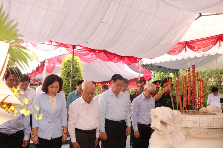 Trưởng Ban Tuyên giáo Trung ương Nguyễn Trọng Nghĩa cùng lãnh đạo tỉnh và các đại biểu dâng hương tưởng niệm và tri ân các anh hùng liệt sĩ tại Khu di tích lịch sử suối Mạch Máng