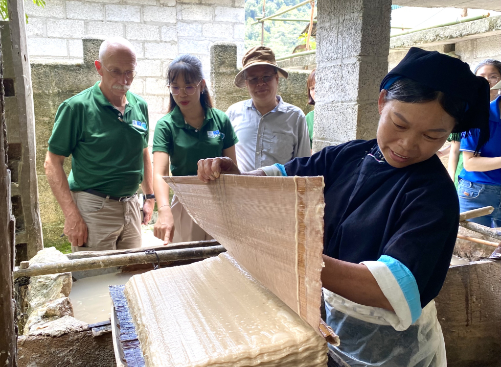 Người dân xã Phúc Sen (Quảng Hòa) gìn giữ nghề làm giấy bản truyền thống gắn với phát triển du lịch góp phần nâng cao thu nhập cho người dân