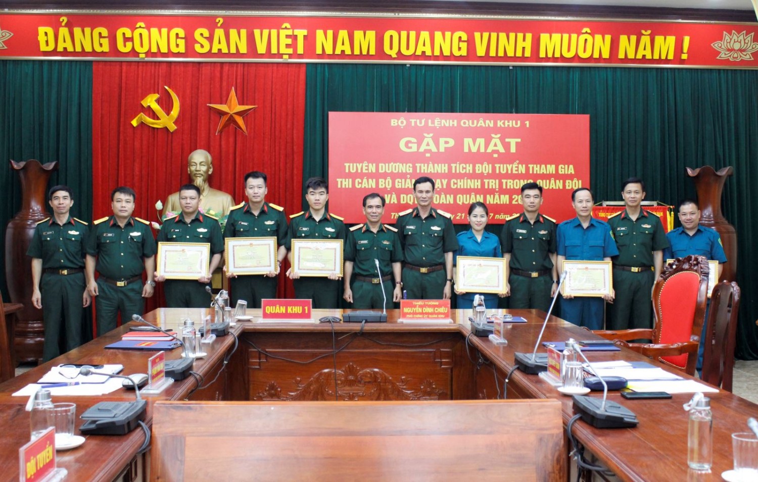 Thủ trưởng Bộ tư lệnh Quân khu, thủ trưởng Cục Chính trị chụp ảnh lưu niệm cùng các thành viên đội tuyển