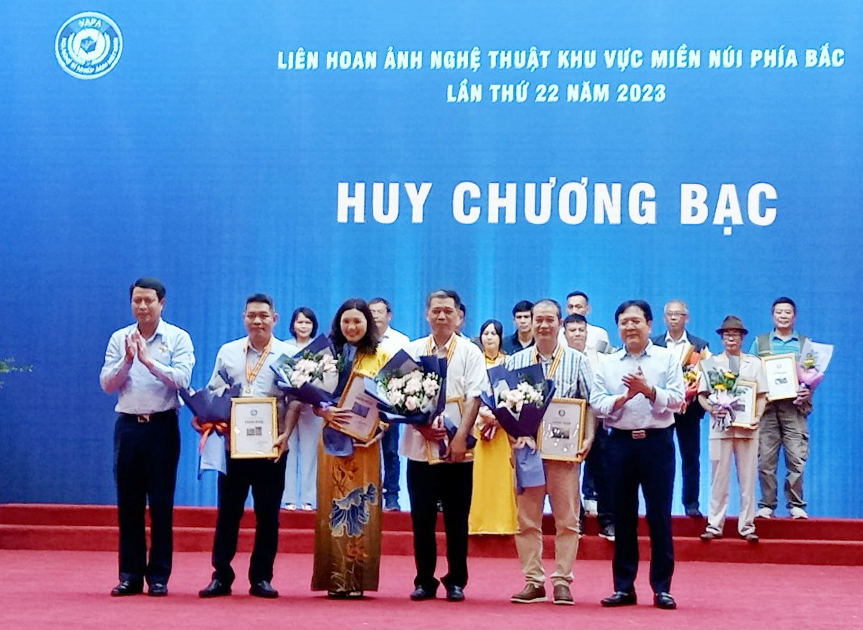 Ban Tổ chức trao huy chương Bạc cho các tác giả đạt giải.