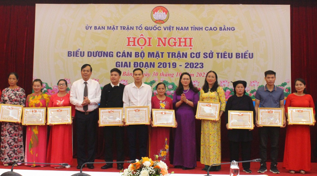 Lãnh đạo Ủy ban MTTQ tỉnh trao Bằng khen các cán bộ mặt trận cơ sở tiêu biểu, giai đoạn 2019   2023