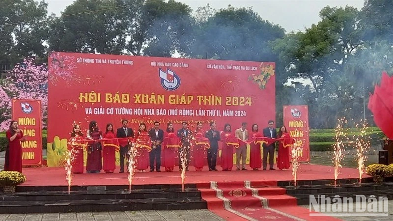 Các đại biểu cắt băng khai mạc Hội báo Xuân tỉnh Cao Bằng năm 2024