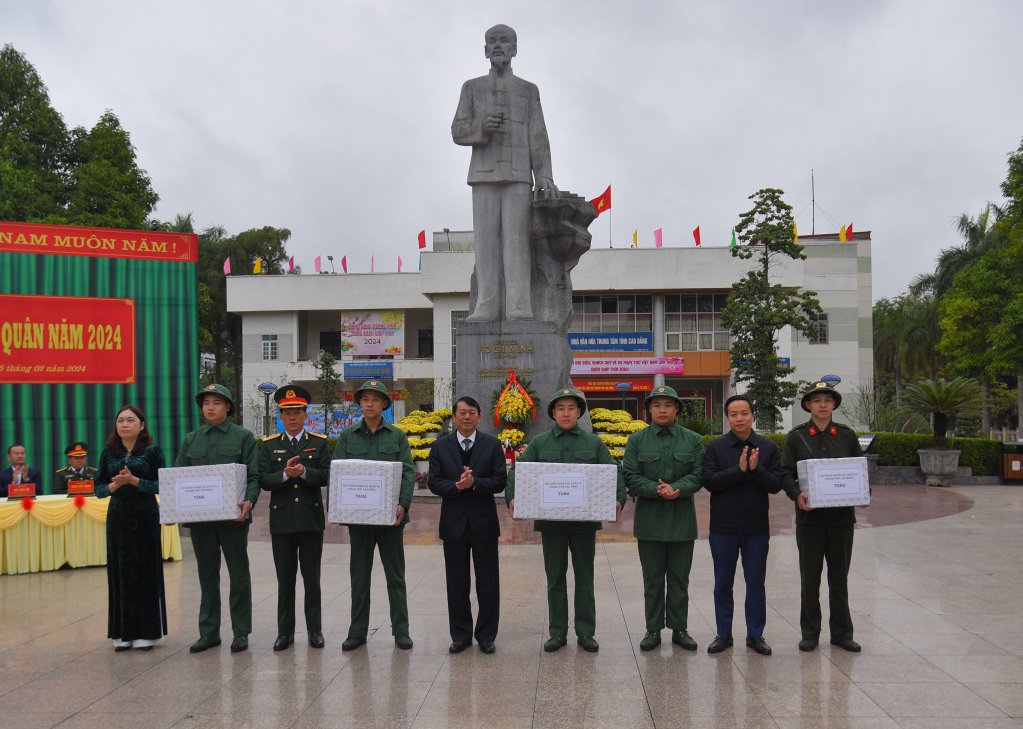 Chủ tịch UBND tỉnh Hoàng Xuân Ánh chúc mừng các tân binh lên đường nhập ngũ