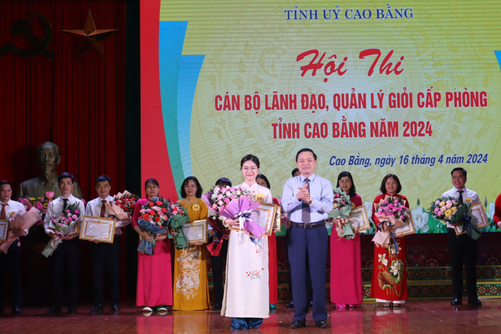 Phó Bí thư Thường trực Tỉnh ủy Triệu Đình Lê trao giải nhất cho thí sinh Nguyễn Thị Hương Nhung, Trưởng phòng Khoa giáo   Văn xã, Văn phòng UBND tỉnh