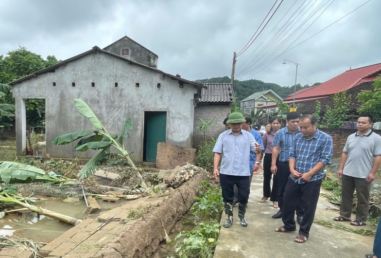 Phó Bí thư Thường trực Tỉnh ủy Triệu Đình Lê khảo sát thiệt hại do mưa lũ tại thị trấn Xuân Hòa.